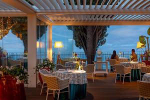 Reštaurácia alebo iné gastronomické zariadenie v ubytovaní Grand Hotel San Pietro Taormina