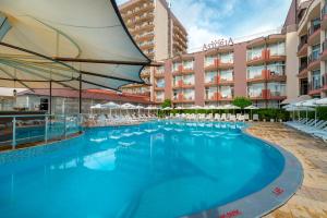 Bazén v ubytování MPM Hotel Orel - Ultra All Inclusive nebo v jeho okolí
