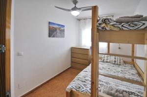 ein Schlafzimmer mit zwei Etagenbetten und einem Fenster in der Unterkunft Apartamento Adan in Playa Honda + 41 Fotos