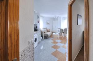 Zimmer mit Küche und Wohnzimmer in der Unterkunft Apartamento Adan in Playa Honda