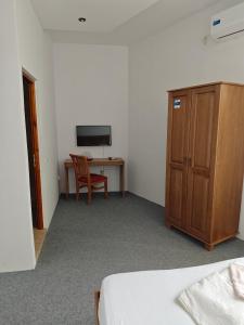 a bedroom with a desk and a chair and a television at Motel AZUR KM36 in Căscioarele +31 photos