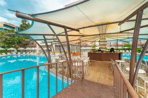 Bazén v ubytování MPM Hotel Orel - Ultra All Inclusive nebo v jeho okolí