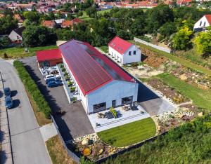 widok na stodołę z czerwonym dachem w obiekcie Veltlin Bed & Wine w mieście Valtice