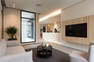 Televiisor ja/või meelelahutuskeskus majutusasutuses The Code Residence - ذا كود ريزيدنس