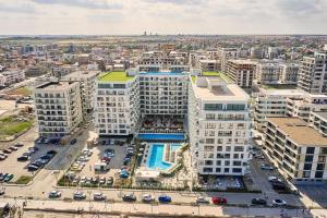 una vista aérea de un gran edificio con aparcamiento en Prime 11 Apartment in Infinity Beach Resort - parking, en Mamaia