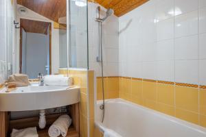 Ванная комната в Résidence Pierre & Vacances Les Sentiers du Tueda +32 фотографии