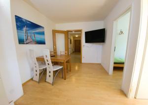 Televízia a/alebo spoločenská miestnosť v ubytovaní Apartments in Grüner Umgebung