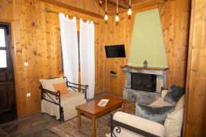 TV a/nebo společenská místnost v ubytování EVIA FOREST VILLAGE