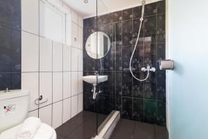 Koupelna v ubytování Maria Hotel