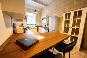 Nhà bếp/bếp nhỏ tại Charming Historic Home with Rooftop Views