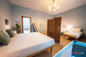 Giường trong phòng chung tại Charming Historic Home with Rooftop Views