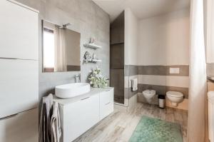 Ένα μπάνιο στο Rustic Villetta with Garden, Pool and Parking +22 φωτογραφίες