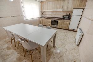 Kuchyň nebo kuchyňský kout v ubytování Casa El Rincón de Alberto con Piscina CLIMATIZADA y Calefacción