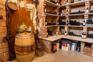 sala degustacji wina z dużą beczką i butelkami wina w obiekcie Veltlin Bed & Wine w mieście Valtice