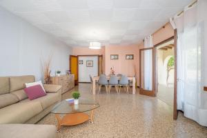 un soggiorno con un divano e un tavolo di Apart-rent Casa con jardín Pani 0081 a Empuriabrava