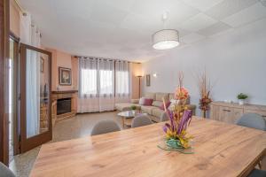 un soggiorno con un tavolo di legno e un divano di Apart-rent Casa con jardín Pani 0081 a Empuriabrava