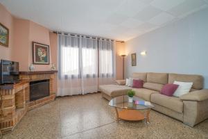 un soggiorno con un divano e un tavolino da caffè di Apart-rent Casa con jardín Pani 0081 a Empuriabrava Altre 32 foto