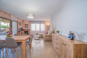 un soggiorno con un tavolo e una sala da pranzo di Apart-rent Casa con jardín Pani 0081 a Empuriabrava