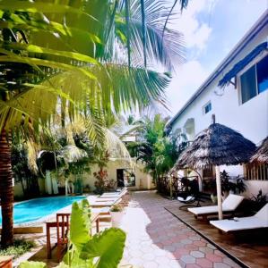 Bazén v ubytování CeZeRe THE PALM HOTEL nebo v jeho okolí