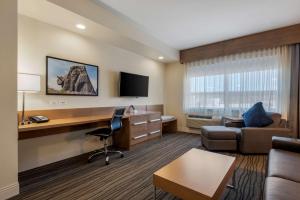TV a/nebo společenská místnost v ubytování Best Western Plus Sawridge Suites