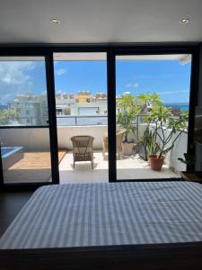 sypialnia z łóżkiem i widokiem na balkon w obiekcie Kenting Cozy B&B w Kenting