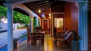 un patio con tavoli e sedie su una casa di Sigiri Thilanka Rest Sigiriya a Sigiriya
