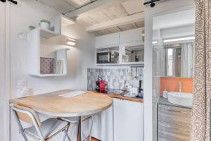 Η κουζίνα ή μικρή κουζίνα στο GuestReady - Calming Respite in Vieux Lyon