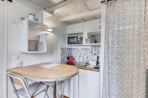 Η κουζίνα ή μικρή κουζίνα στο GuestReady - Calming Respite in Vieux Lyon