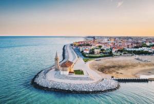 una vista aerea di una piccola isola nell'oceano di Palma Verde a Castello di Brussa