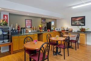 a restaurant with two tables and a counter at Econo Lodge & Suites Southern Pines - Pinehurst in Southern Pines