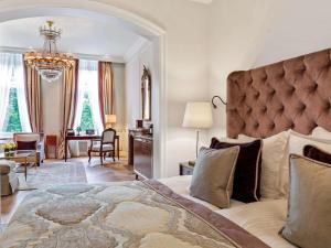 Postel nebo postele na pokoji v ubytování Fairmont Hotel Vier Jahreszeiten