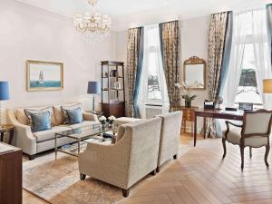Posezení v ubytování Fairmont Hotel Vier Jahreszeiten