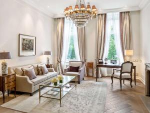Posezení v ubytování Fairmont Hotel Vier Jahreszeiten