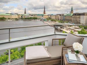 Balkón nebo terasa v ubytování Fairmont Hotel Vier Jahreszeiten + 37 fotografií