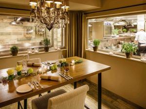 a dining room with a table in a restaurant at Fairmont Hotel Vier Jahreszeiten in Hamburg