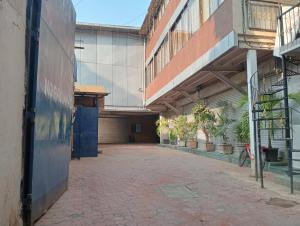 un corridoio vuoto di un edificio con piante in vaso di Hotel Arts International a Mumbai