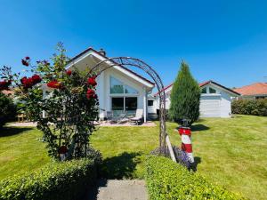 特伦特Villa Seesack的带花园的房子，院子里有消防栓