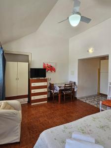 Televízia a/alebo spoločenská miestnosť v ubytovaní Residence Limoneto Ischia