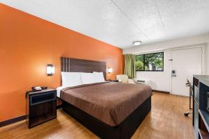 Postel nebo postele na pokoji v ubytování Econo Lodge Charlotte Airport