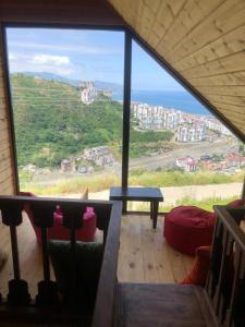 een kamer met een groot raam bij Trabzon Tosun Bungalov in Trabzon +49 foto's