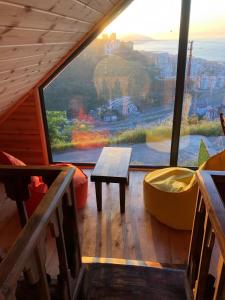 een kamer met een tafel en een groot raam bij Trabzon Tosun Bungalov in Trabzon