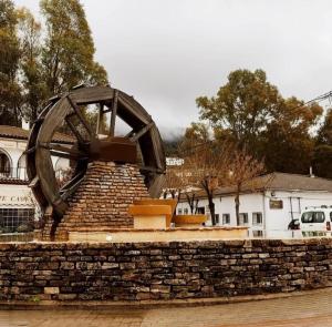 a metal sculpture sitting on top of a brick wall at Mi Descanso in El Bosque