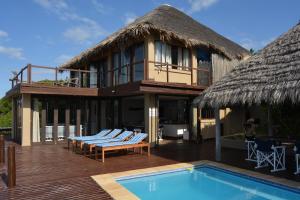 Un complejo con piscina y un edificio. en Casa Bitonga at Praia da Rocha, en Inhambane