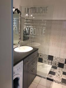 Kamar mandi di T2 d'exception sur Port Ariane