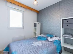 a small bedroom with a bed and a window at Peyragudes : Appart 8 pers, balcon, parking, wifi - FR-1-695-51 in Germ