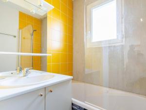 a bathroom with a sink and a shower at Peyragudes : Appart 8 pers, balcon, parking, wifi - FR-1-695-51 in Germ