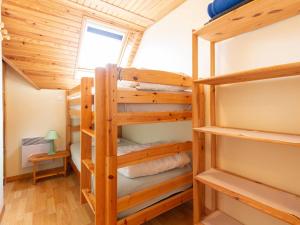 Μία ή περισσότερες κουκέτες σε δωμάτιο στο Chalet duplex à Peyragudes: 6 pers, 3 ch, BBQ, accès sentiers, Skyvall et services en option - FR-1-695-48