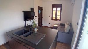 Televízia a/alebo spoločenská miestnosť v ubytovaní Kampor Apartment 3