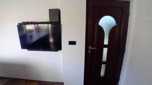 Televízia a/alebo spoločenská miestnosť v ubytovaní Kampor Apartment 3