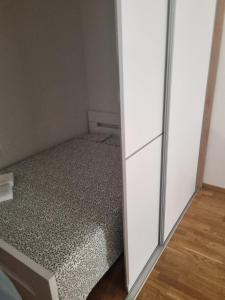 Postel nebo postele na pokoji v ubytování Apartment MareMare Budva